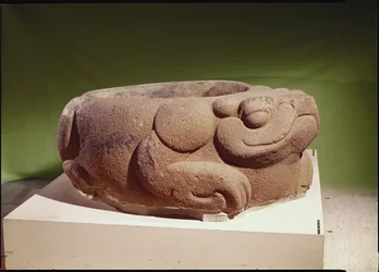 Offeringsvat in de vorm van een reuzepad, Maya, van Kaminaljuyu, 250-600